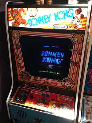 Аркадный игровой автомат с игрой Donkey Kong